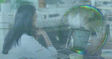 Dizüstü bilgisayar kullanan melez bir iş kadınının veri işleme ve küresinin animasyonu. Küresel iş, bilgisayar ve dijital arayüz kavramı dijital olarak oluşturulmuş video.