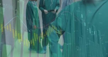 Çeşitli doktorlar üzerinde veri işleme animasyonu. Küresel tıp, finans ve dijital arayüz kavramı dijital olarak oluşturulmuş video.