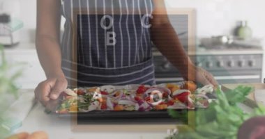 Afro-Amerikan kadının yemek tepsisiyle okula dönüş metninin animasyonu. Küresel eğitim, öğrenme ve veri işleme kavramı dijital olarak oluşturulmuş video.