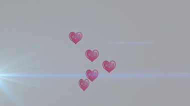Işık izlerinin beyaz arkaplandaki kalplerin üzerinde canlandırılması. Soyut arkaplan, ışık ve hareket kavramı dijital olarak oluşturulmuş video.