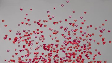 Gri arka planda yüzen çoklu kırmızı kalplerin animasyonu. Sevgililer Günü şenliği, aşk, romantizm ve dijital olarak üretilen video konsepti.