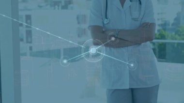 Kafkas kadın doktor üzerinden dijital şehirle bağlantı ağının animasyonu. Küresel tıp, bağlantılar ve dijital arayüz konsepti dijital olarak oluşturulmuş video.