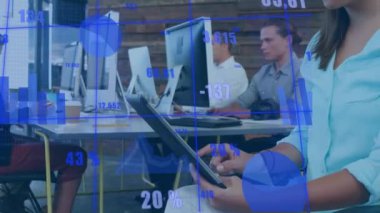 Elektronik cihazlar kullanarak iş adamlarının üzerinde veri işleme animasyonları. Küresel iş, finans ve veri işleme kavramı dijital olarak oluşturulmuş video.