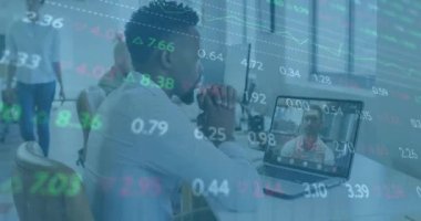 Ofisteki çeşitli iş adamları üzerinde veri işleme animasyonu. Küresel iş ve dijital arayüz kavramı dijital olarak oluşturulmuş video.