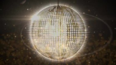 Siyah arka planda dönen parlak disko ayna topunun animasyonu. Yeni yıl arifesi, parti, Noel ve kış şenliği konsepti dijital olarak oluşturuldu.