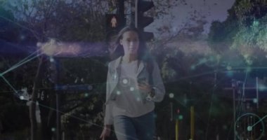 Akıllı telefon kullanan melez bir kadın üzerinden bağlantı ağının animasyonu. Küresel teknoloji, bağlantılar ve dijital arayüz konsepti dijital olarak oluşturulmuş video.