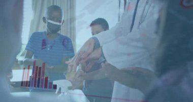 Yüz maskesi takan çeşitli doktor ve hastalar üzerinde veri işleme animasyonu. Dijital olarak üretilen covid 19 pandemik konsept sırasında yaşam tarzı ve dijital arayüz.