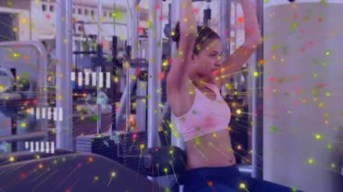 Kadın egzersizi üzerine veri işleme animasyonu. Küresel spor, bağlantılar, hesaplama ve veri işleme kavramı dijital olarak oluşturulmuş video.