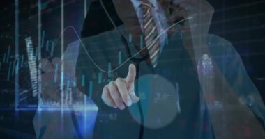 Veri işleme animasyonu ve Kafkasyalı kadın doktor yerine beyaz iş adamı. Küresel tıp, sağlık ve dijital arayüz kavramı dijital olarak üretilen video.