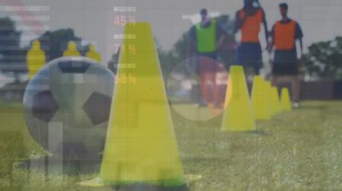 Futbolcular üzerinde finansal veri işleme animasyonu. Küresel spor, rekabet, finans, iş ve veri işleme kavramı dijital olarak oluşturulmuş video.