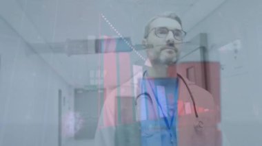 Coperid 19 hücre animasyonu ve erkek doktor üzerindeki veri işlemesi. Küresel covid 19 salgın hastalık, ilaç, bilgisayar ve veri işleme kavramı dijital olarak oluşturulmuş görüntü.