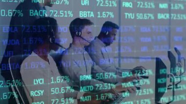 Ticaret kurulunun animasyonu, çok ırklı yönetici ofisteki iş arkadaşlarını kontrol ediyor. Dijital bileşik, çoklu pozlama, çağrı merkezi, yatırım, iş ve teknoloji konsepti.