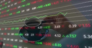 Yeşil ekranlı akıllı telefon kullanan bir adamın finansal veri işleme animasyonu. Küresel hesaplama, iş, finans ve veri işleme kavramı dijital olarak oluşturulmuş video.