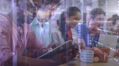 Ofisteki çeşitli iş adamları üzerinde veri işleme animasyonu. Küresel iş ve dijital arayüz kavramı dijital olarak oluşturulmuş video.