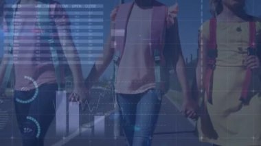 Beyaz arkadaşların el ele tutuşması üzerine veri işleme animasyonu. Küresel iş ve dijital arayüz kavramı dijital olarak oluşturulmuş video.