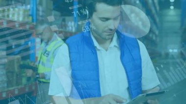 Depoda çalışan adamın finansal veri işleme animasyonu. Küresel gönderme, bilgisayar, iş, finans ve veri işleme kavramı dijital olarak oluşturulmuş video.