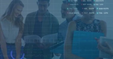 Ofisteki iş adamları üzerinde finansal veri işleme animasyonu. Küresel iş, finans, hesaplama, bağlantılar ve veri işleme kavramı dijital olarak oluşturulmuş video.