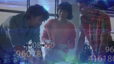 Ofisteki çeşitli iş adamları üzerinde veri işleme animasyonu. Küresel iş, bilgisayar ve dijital arayüz kavramı dijital olarak oluşturulmuş video