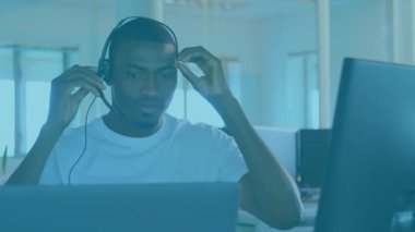 Kırmızı parçacıkların Afro-Amerikan bir adamın telefon setiyle konuşmasının animasyonu. İş teknolojisi kavramı