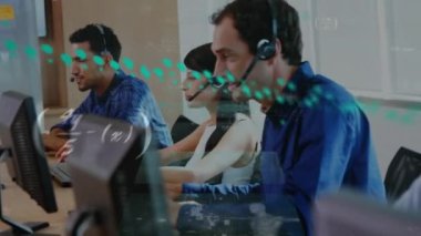 Ofisteki çeşitli iş adamları üzerinde veri işleme animasyonu. Küresel iş ve dijital arayüz kavramı dijital olarak oluşturulmuş video.