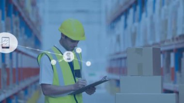 Depodaki beyaz erkek işçilerin ikonlarla olan bağlantılarının animasyonu. Küresel gönderim, dağıtım ve dijital arayüz kavramı dijital olarak oluşturulmuş video.