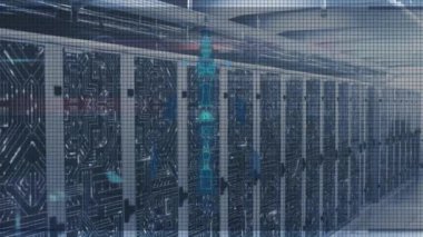 Sunucu odasının üzerinde veri işleme ve bilgisayar devre kartı animasyonu. Küresel teknoloji, bilgisayar ve dijital arayüz kavramı dijital olarak oluşturulmuş video.
