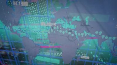 Dünya haritası ile bağlantı ağının canlandırılması ve yeşil arkaplan üzerinde veri işleme. Küresel teknoloji, bağlantılar ve dijital arayüz konsepti dijital olarak oluşturulmuş video.