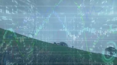 Rüzgar türbinleri üzerinde finansal veri işleme animasyonu. Küresel çevre, sürdürülebilirlik, rüzgar enerjisi, hesaplama, bağlantılar ve veri işleme kavramı dijital olarak oluşturulmuş video.