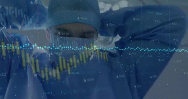 Kafkas erkek doktor üzerinde veri işleme animasyonu. Küresel tıp, finans ve dijital arayüz kavramı dijital olarak oluşturulmuş video.