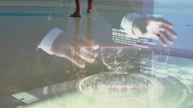 Sahilde yürüyen bir adamın alt kısmındaki bağlantı ağının animasyonu. Küresel ağ ve iş teknolojisi kavramı