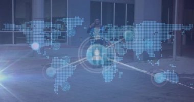 Akıllı telefon kullanan Afro-Amerikan bir adam üzerinden dünya haritasıyla bağlantı ağının animasyonu. Küresel teknoloji, bağlantılar ve dijital arayüz konsepti dijital olarak oluşturulmuş video.