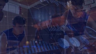 Oyun planını tartışan çok ırklı koç ve basketbol oyuncuları üzerinde bilgi arayüzü animasyonu. Dijital bileşik, çoklu pozlama, iletişim, rapor, büyüme, spor, rekabet.