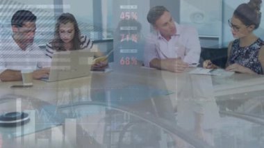 Ofiste çalışan iş adamlarının istatistik ve veri işleme animasyonları. Küresel iş, finans, hesaplama, bağlantılar ve veri işleme kavramı dijital olarak oluşturulmuş video.