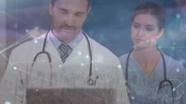 Laptop kullanan beyaz erkek ve kadın doktorların bağlantı ağının animasyonu. Küresel tıp, sağlık, ağlar, bağlantılar ve veri işleme kavramı dijital olarak oluşturulmuş video.