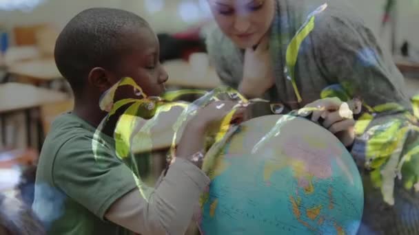 Анімація Листя Над Різними Школярами Вчителем Які Дивляться Глобус Глобальна — стокове відео