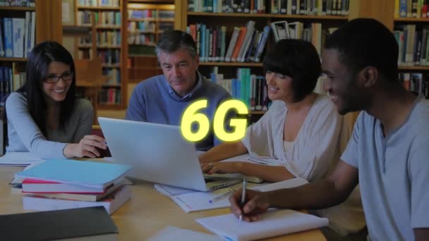 在不同的男教授和女教授一起讨论的情况下 创作了6G的标语 全球联网和教育技术概念 — 图库视频影像