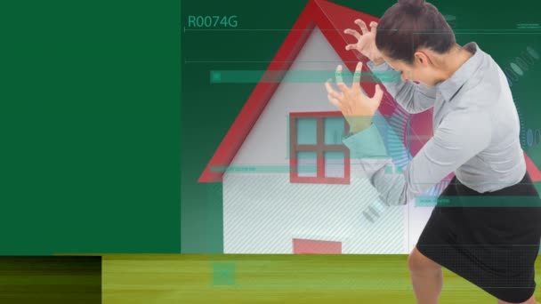 緑の背景に家の上のデータ処理と白人のビジネス女性のアニメーション グローバルスポーツ コンピューティング デジタルインターフェースの概念デジタル生成されたビデオ — ストック動画