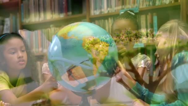 Animacja Roślin Nad Różnymi Uczniami Patrzącymi Globus Koncepcja Edukacji Globalnej — Wideo stockowe