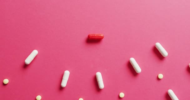 Video Různých Pilulek Uspořádaných Růžovém Pozadí Kopírovacím Prostorem Medicína Lékařské — Stock video