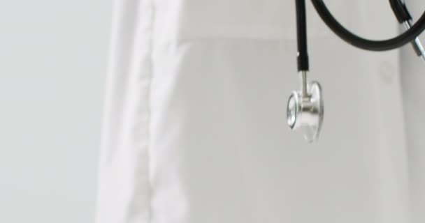 Video Bagian Tengah Dokter Kaukasia Memegang Stetoskop Dengan Ruang Fotokopi — Stok Video