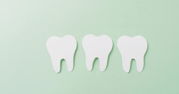 Video Tří Bílých Papírových Zubů Zeleném Pozadí Kopírovacím Prostorem Zdravotní — Stock video