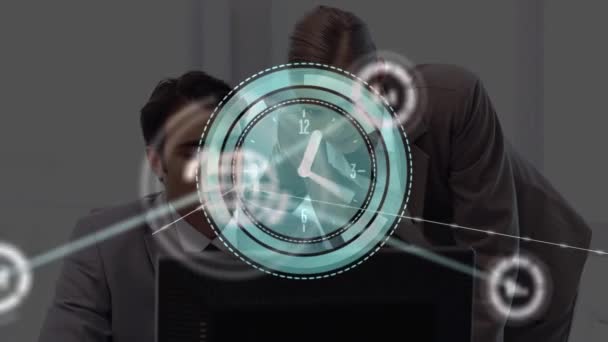 Animation Der Uhr Netzwerk Von Verbindungen Mit Symbolen Über Geschäftsleute — Stockvideo