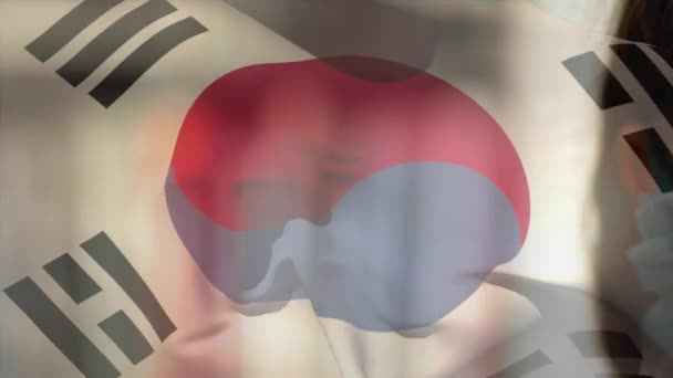 Animation Der Flagge Südkoreas Über Dem Kaukasischen Mann Mit Gesichtsmaske — Stockvideo