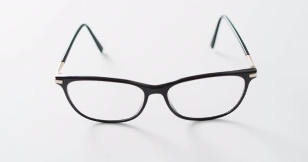 Video Páru Brýlí Bílém Pozadí Kopírovacím Prostorem Medicína Smysly Zrak — Stock video