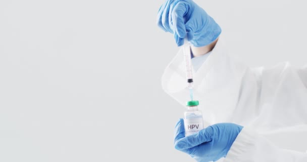Doktorun Eldiven Giyip Şırıngayı Hpv Aşısıyla Doldurduğu Görüntüler Gri Kopya — Stok video