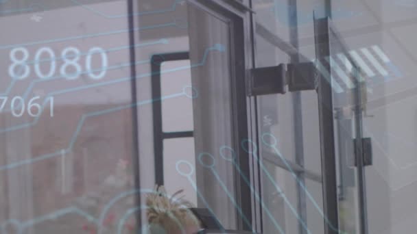 사무실 창문을 데이터 처리의 애니메이션 글로벌 비즈니스 컴퓨팅 디지털 인터페이스 — 비디오