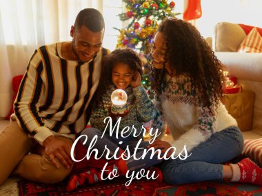 Yılbaşı kutlamalarının birleşimi. Noel 'de kızıyla birlikte gelen bir çiftin mesajları. Noel, şenlik, kutlama ve gelenek konsepti dijital olarak oluşturuldu.
