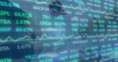 Ofiste çalışan iş adamının finansal veri işleme animasyonu. Küresel iş, finans, hesaplama, bağlantılar ve veri işleme kavramı dijital olarak oluşturulmuş video.
