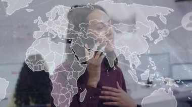 Kafkas iş kadınının akıllı telefondan konuştuğu dünya haritasının animasyonu. Küresel spor ve dijital arayüz kavramı dijital olarak oluşturulmuş video.