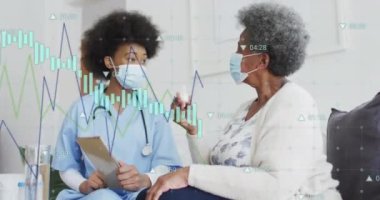Afro-Amerikan kadın doktor ve hasta üzerinde veri işleme animasyonu. Küresel tıp, sağlık ve dijital arayüz kavramı dijital olarak üretilen video